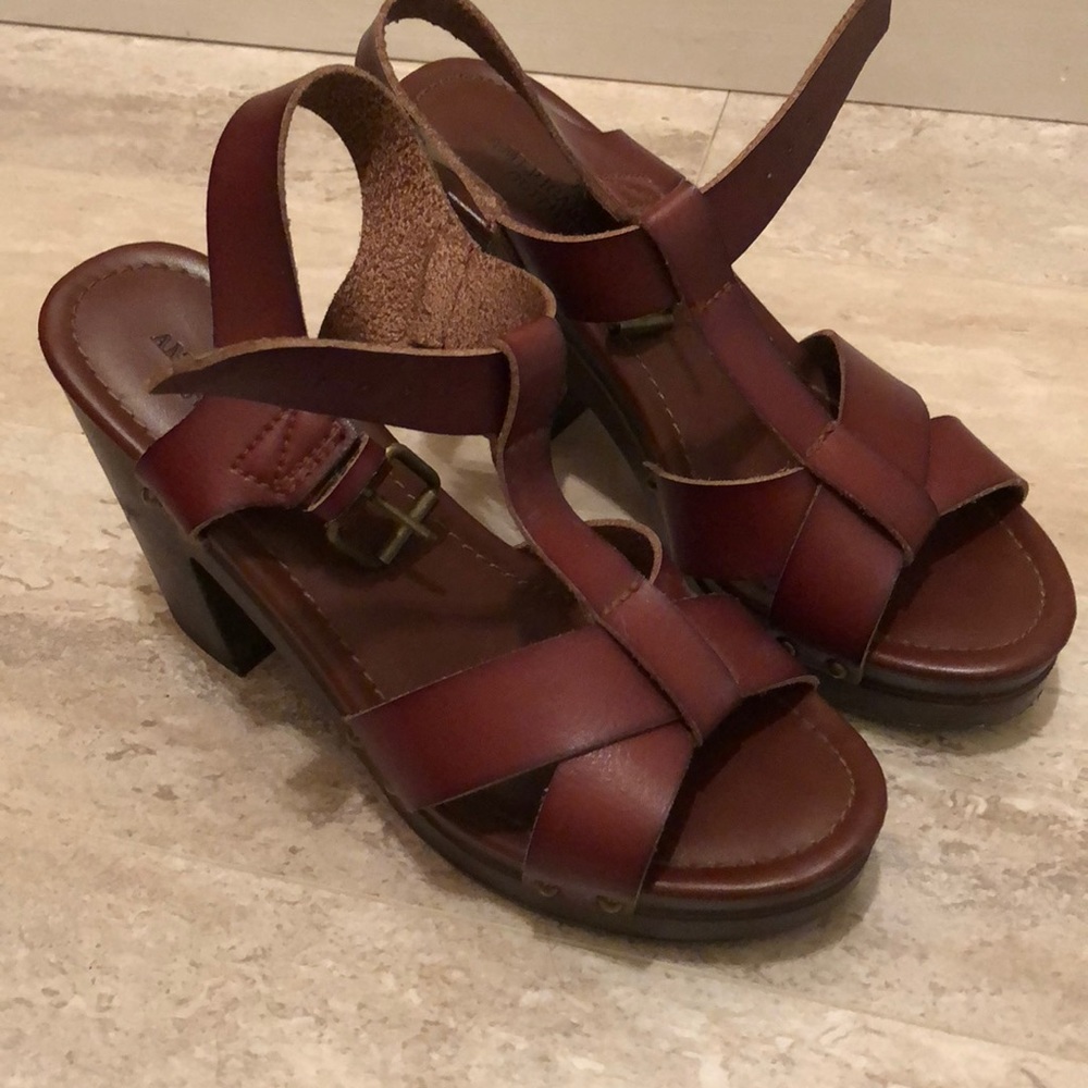 American Eagle Sandals size 6